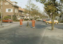 117484 Afbeelding van verkeersbrigadiers in de Hooft Graaflandstraat te Utrecht, ter hoogte van de kruising met de ...